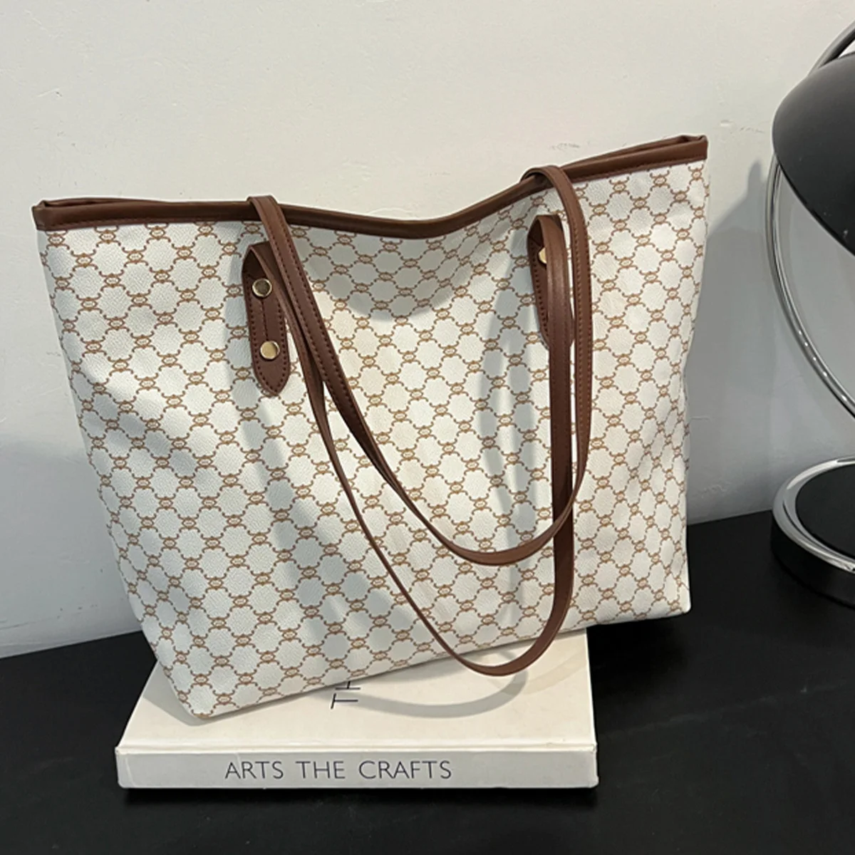 Luxuriöse Vintage Damen-Tragetasche mit Monogramm-Print, Nieten-Verzierung, PU-Leder Schultertasche, Große Kapazität Reißverschluss-Handtasche für Pendeln und Einkaufen – Detail 2