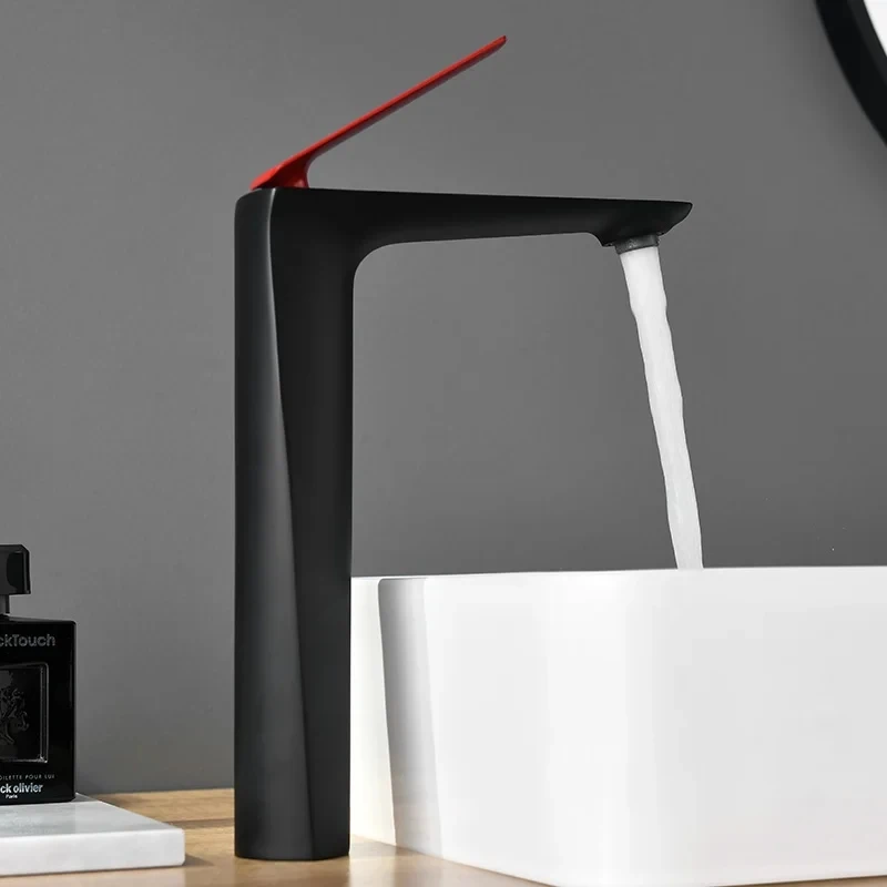 حوض غسيل الحنفيات الأسود صنبور حوض خلاط الحمام شلال صنبور الماء الساخن والبارد النحاس الكروم بالوعة ثقب واحد حوض صنبور