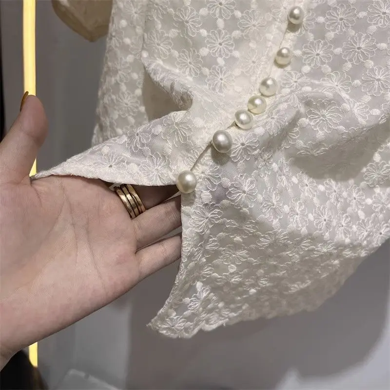 قميص علوي نسائي صيفي موديل 2025 بياقة على شكل V وأكمام قصيرة مطرز باللون البيج ، ملابس نسائية دوبي سترة شيفون مزهّرة قمصان علوية