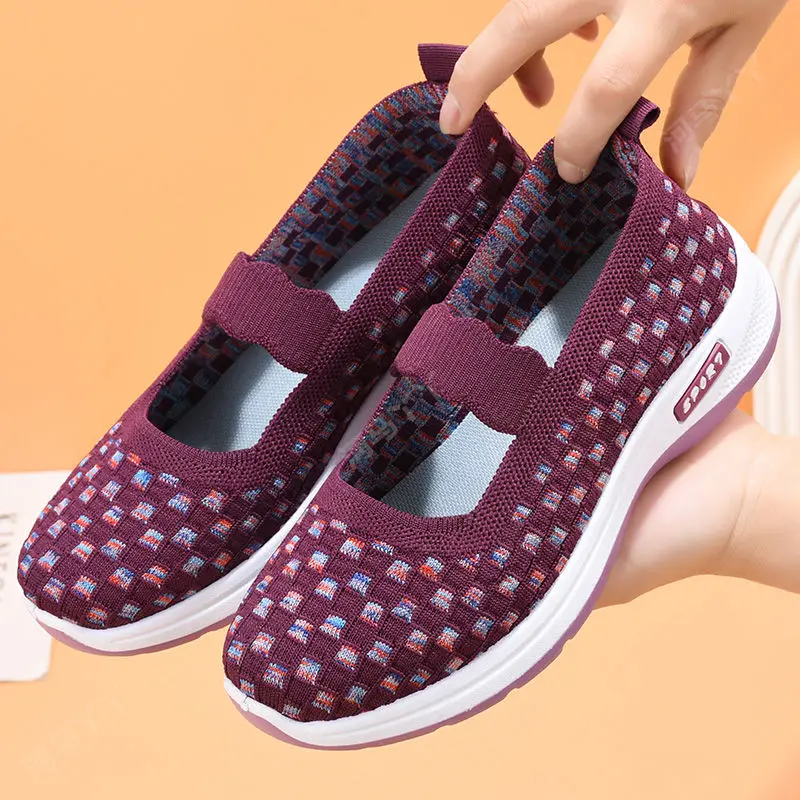 New Breathable Mother's Shoes In Summer Light Soft Soled Sports Walking Shoes One Foot Net Shoes Anti Slip Women's Shoes