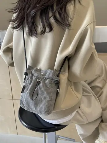 여성을위한 캐주얼 나일론 크로스 바디 백 여름 2024 다목적 휴대 전화 가방 싱글 숄더 버킷 백 소형 스퀘어 백