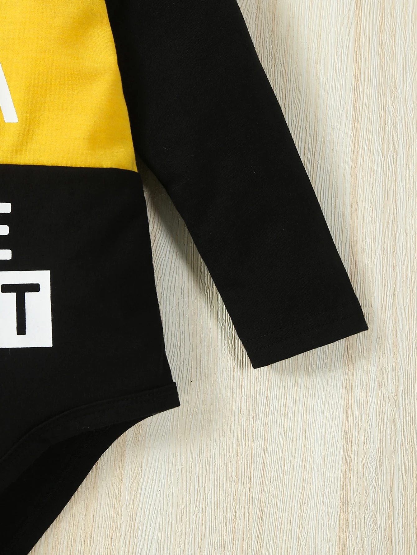 2-teiliges Set für Babys, Jungen, Frühling/Herbst, langärmeliger Body mit Buchstabenmuster und Strickhose mit Rissen – Detail 7