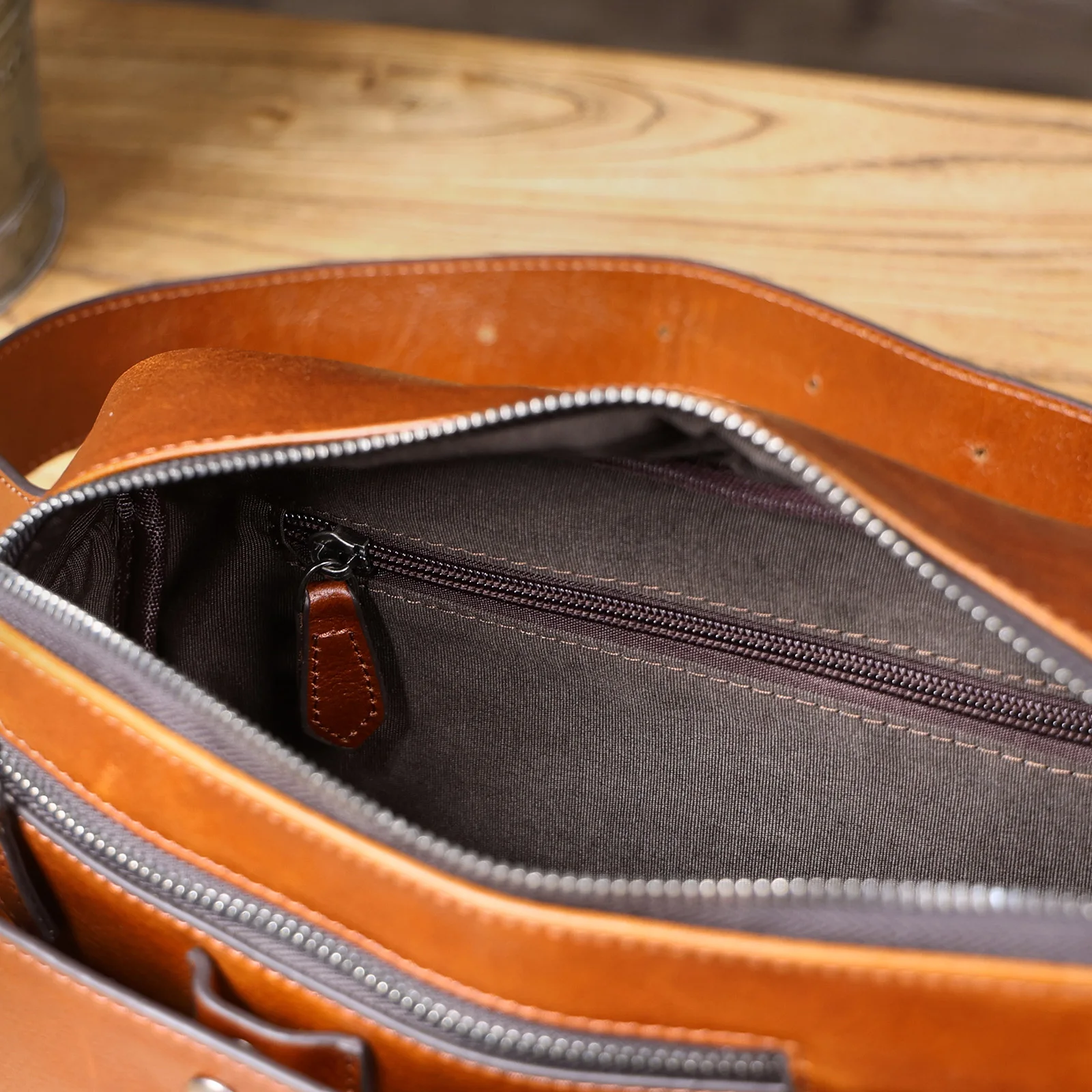 Vintage-Hüfttasche aus hochwertigem Rindsleder, lässige Schultertasche für Herren, multifunktionale Motorrad-Brusttasche aus echtem Leder – Detail 15