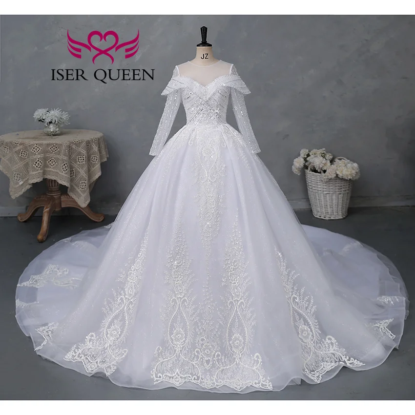 カスタマイズされたオフショルダー長袖夜会服プリンセスウェディングドレス 2025 新しいかわいいレースのアップリケ光沢のあるブライダルドレス WX0468