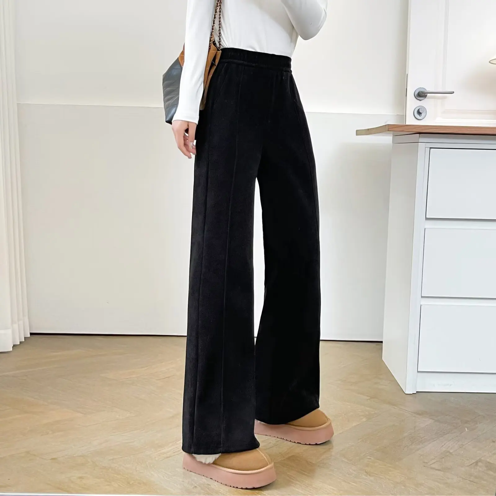 กางเกงแฟชั่นพลัสไซส์ทรงขาบานเล็กน้อยสำหรับผู้หญิง รุ่นใหม่สำหรับฤดูหนาว เรียบง่าย สบายๆ สีดำ ผ้าฟลีซ อุ่น รุ่น 5160