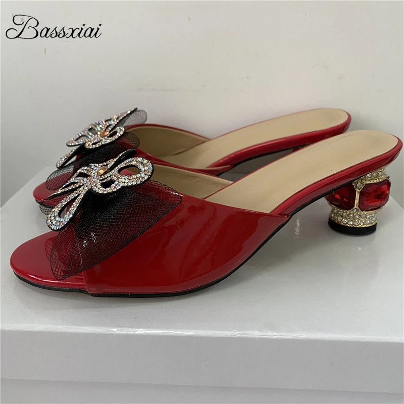 

Женские сандалии с кристаллами и воздушной сеткой-бабочкой и цветами, роскошные летние сабо из лакированной кожи на каблуке со стразами и украшениями