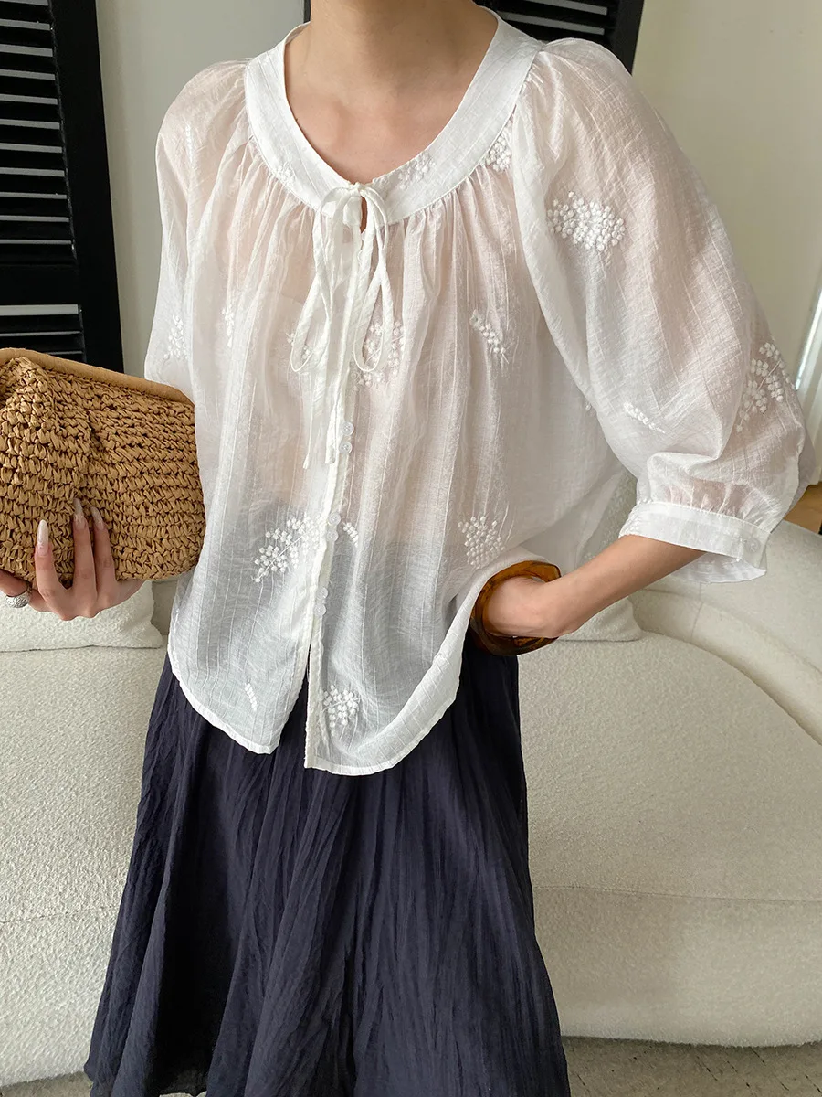 Sommerliches Damen-Shirt in unifarbenem Design mit aufwendiger Stickerei, Rundhalsausschnitt, Schnürung, lockerer Passform und leicht transparentem Stoff. – Detail 25