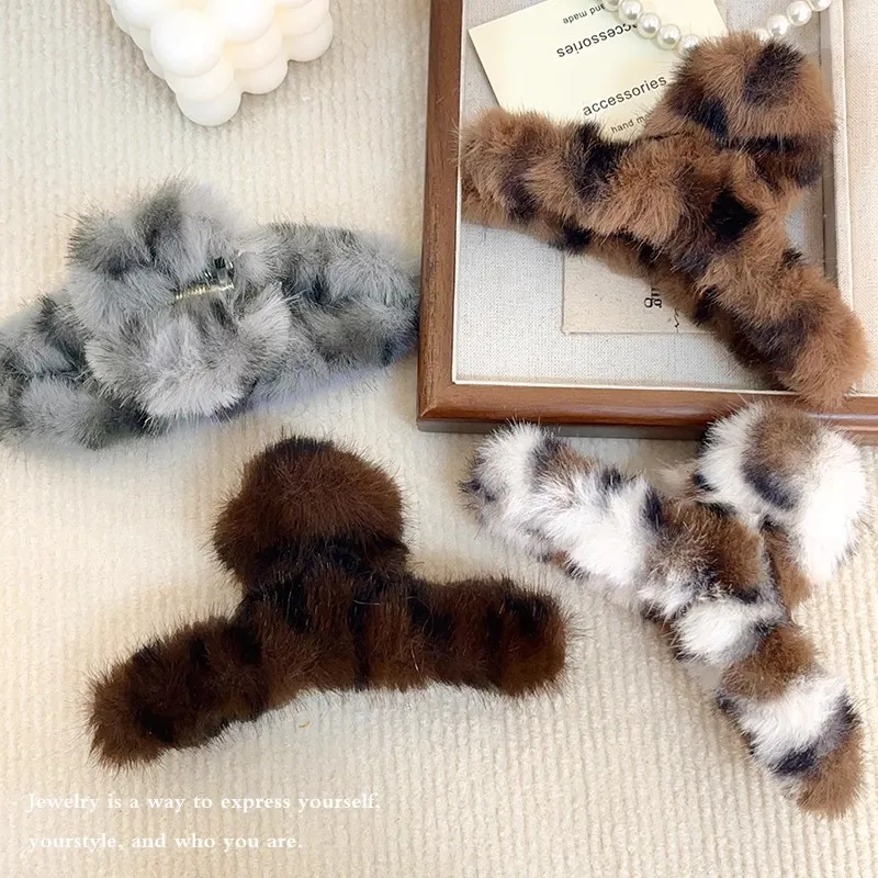 Top Grade Leopard Print Plush Hair Claw For Women Sweet Hair Ornament Hairpin Hair Clip Hairpin Winter Fashion Hair Accessories