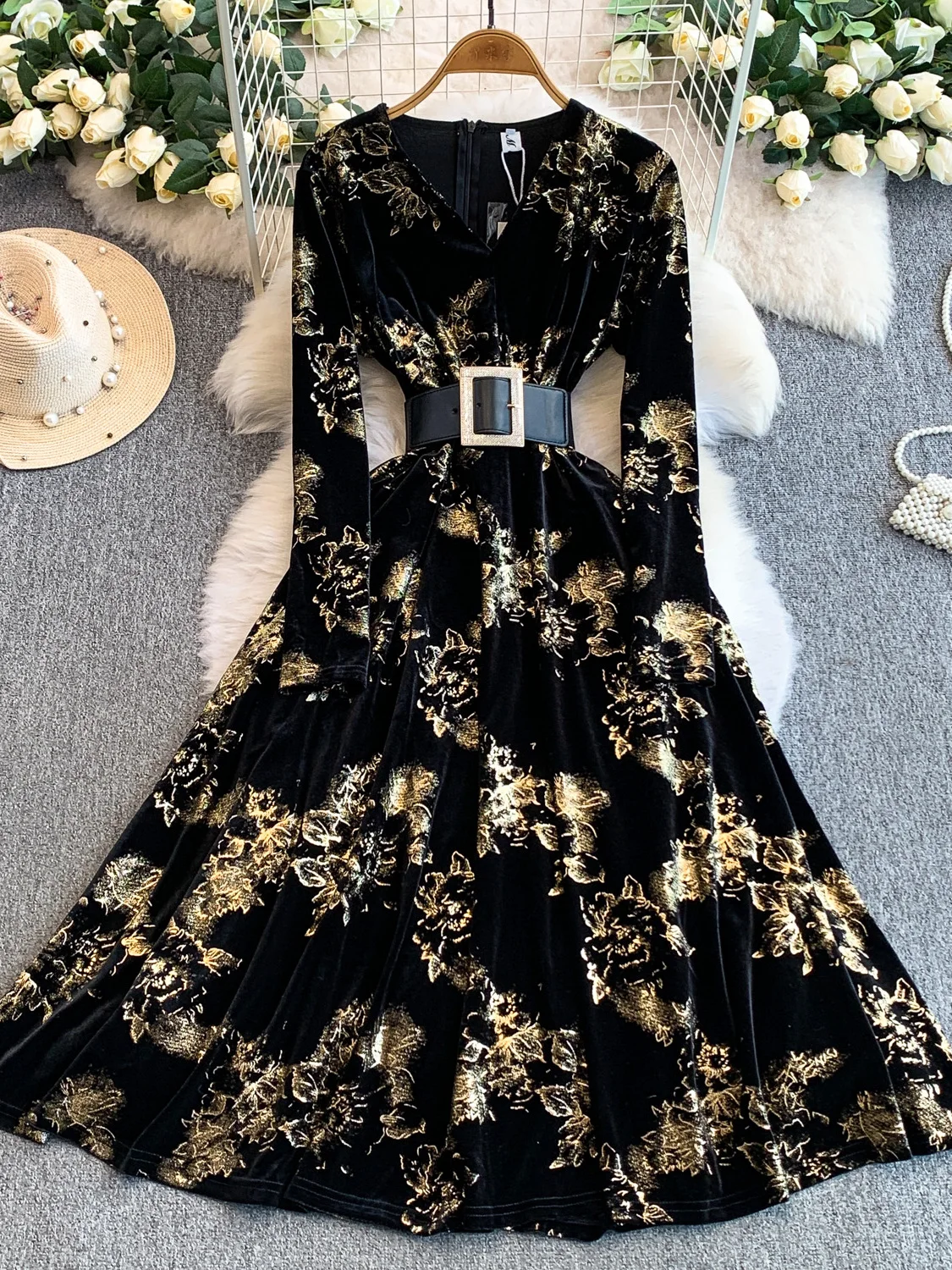 

Вельветовое длинное платье с V-образным вырезом и золотой отделкой, женское модное платье А-силуэта с завышенной талией для зимы, стройнящая юбка