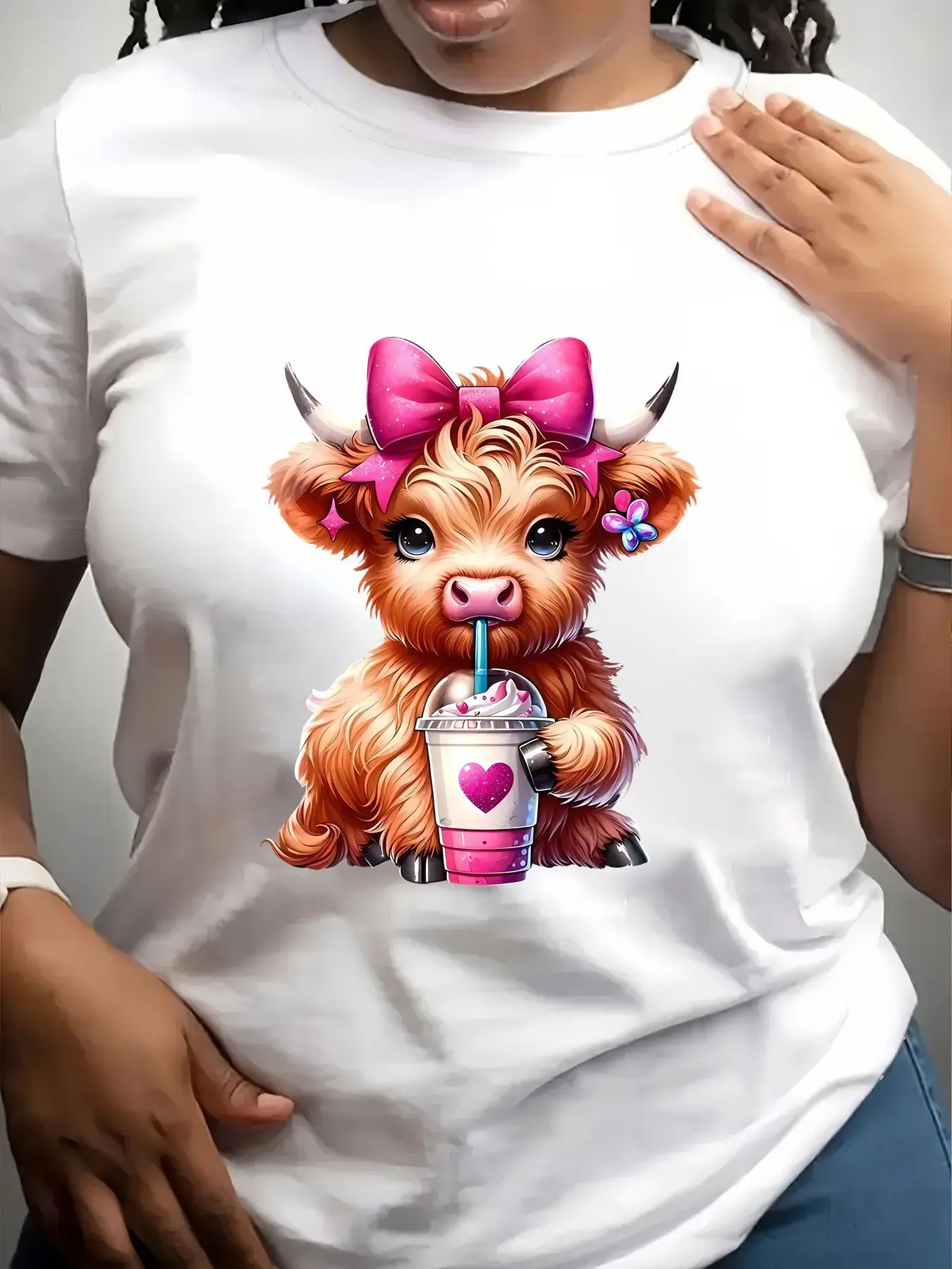 Women's Trendy Crew Neck T-Shirt Cute Highland Cow Drinking Milkshake Suitable for Casual Sportswear