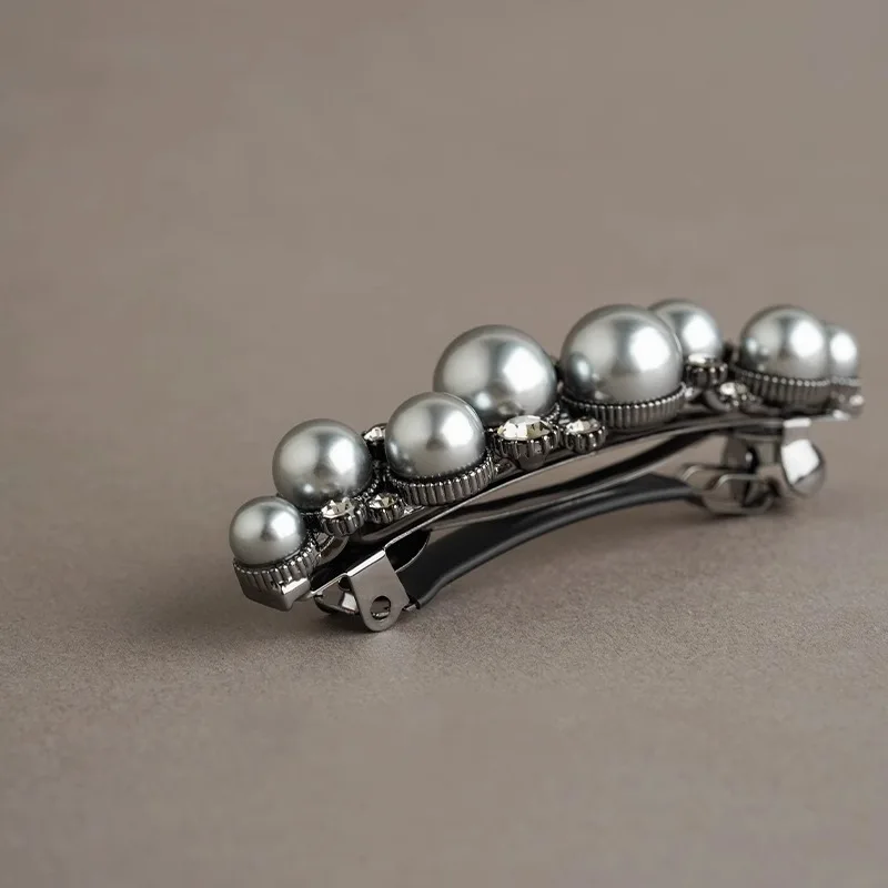 Elegante graue Perlen-Strass-Haarspange – Hochwertige Damen-Haarspange für den Hinterkopf, halbgebundenes Frühlings-Haarclip-Design, französische Haaraccessoires – Detail 4
