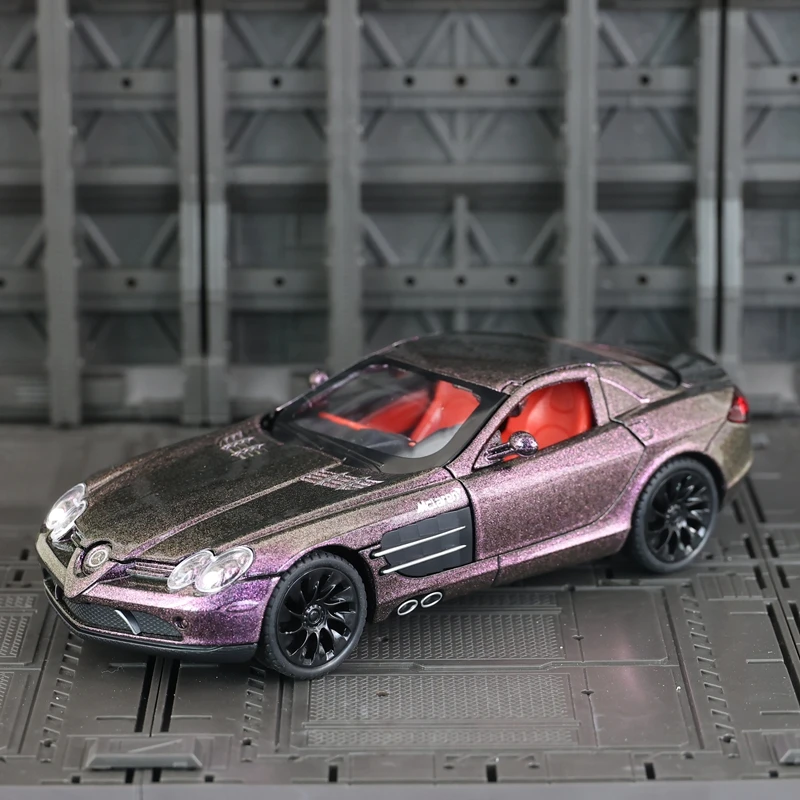 

Модель автомобиля из сплава SLR 1:24, двери с обеих сторон, которые можно открыть, а также можно открыть передний капот и дверь багажника.