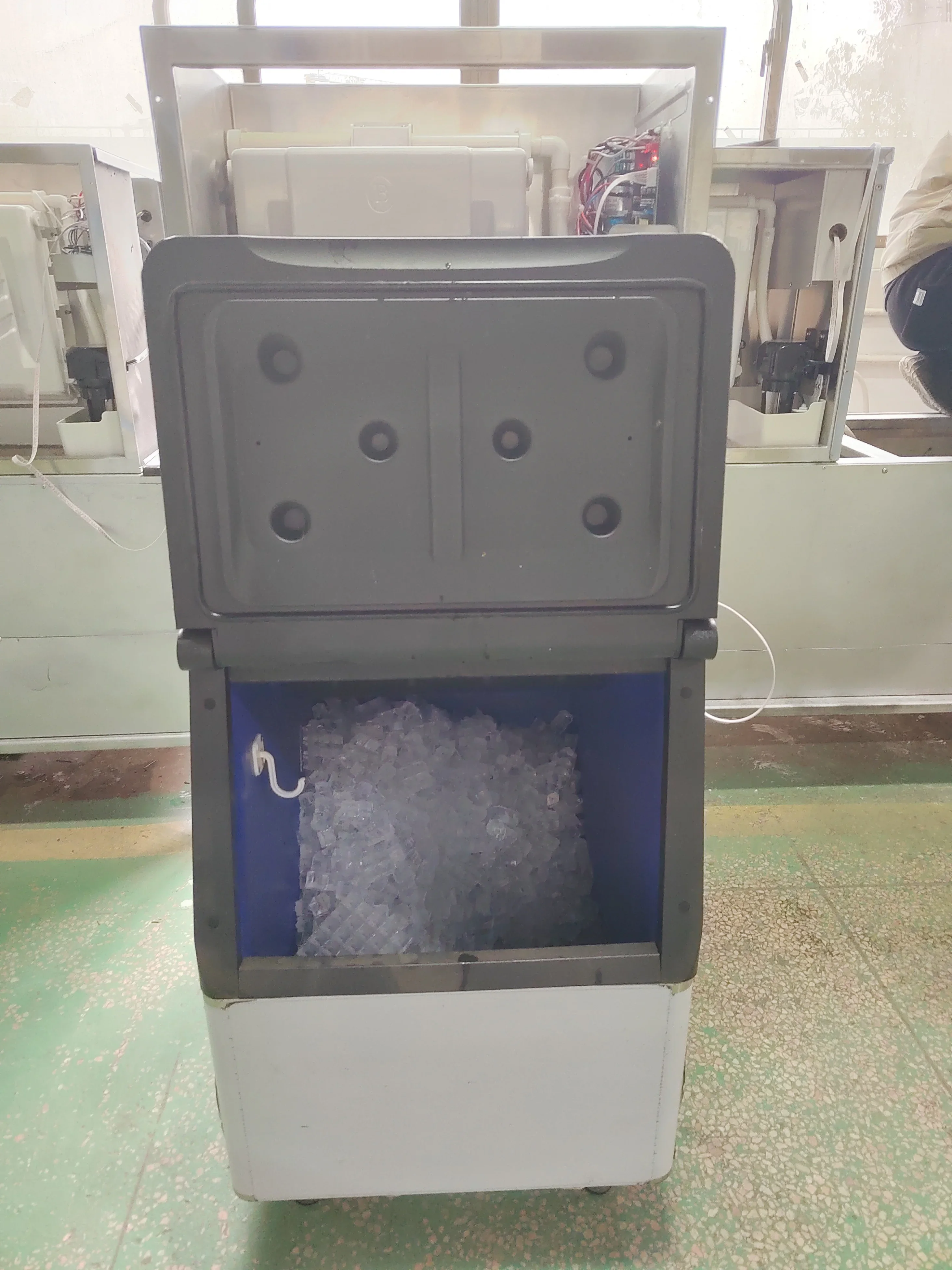 

ICE-700P Дешевая цена Высококачественная машина для изготовления льда Автоматическая разделенная коммерческая льдогенератор Пищевой пластиковый контейнер для льда