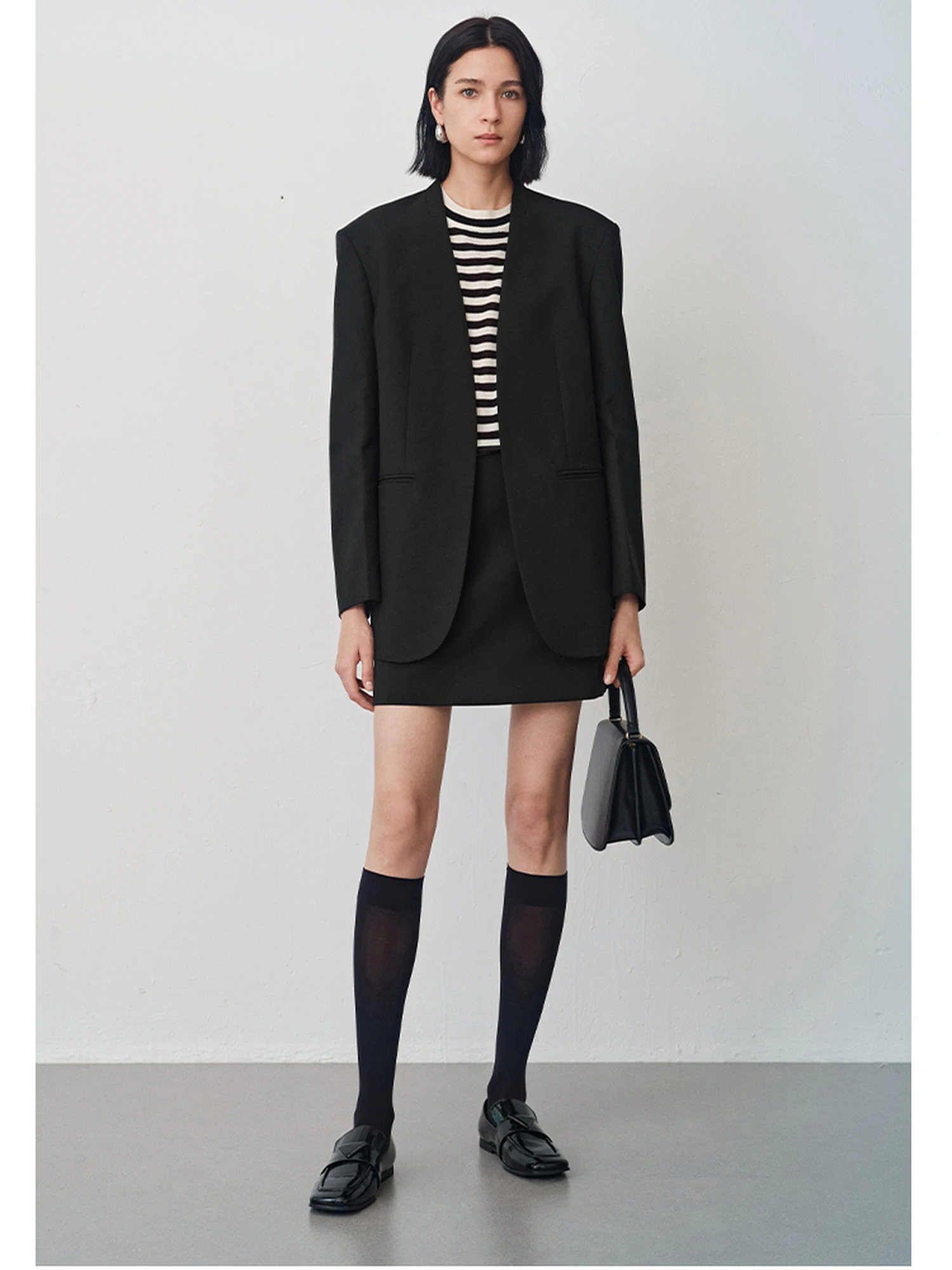 

CHICC3 Women's Premium Woolen Suiting Collarl Jaet Long Sve Commute Sle Regular Fit No Button Fastening