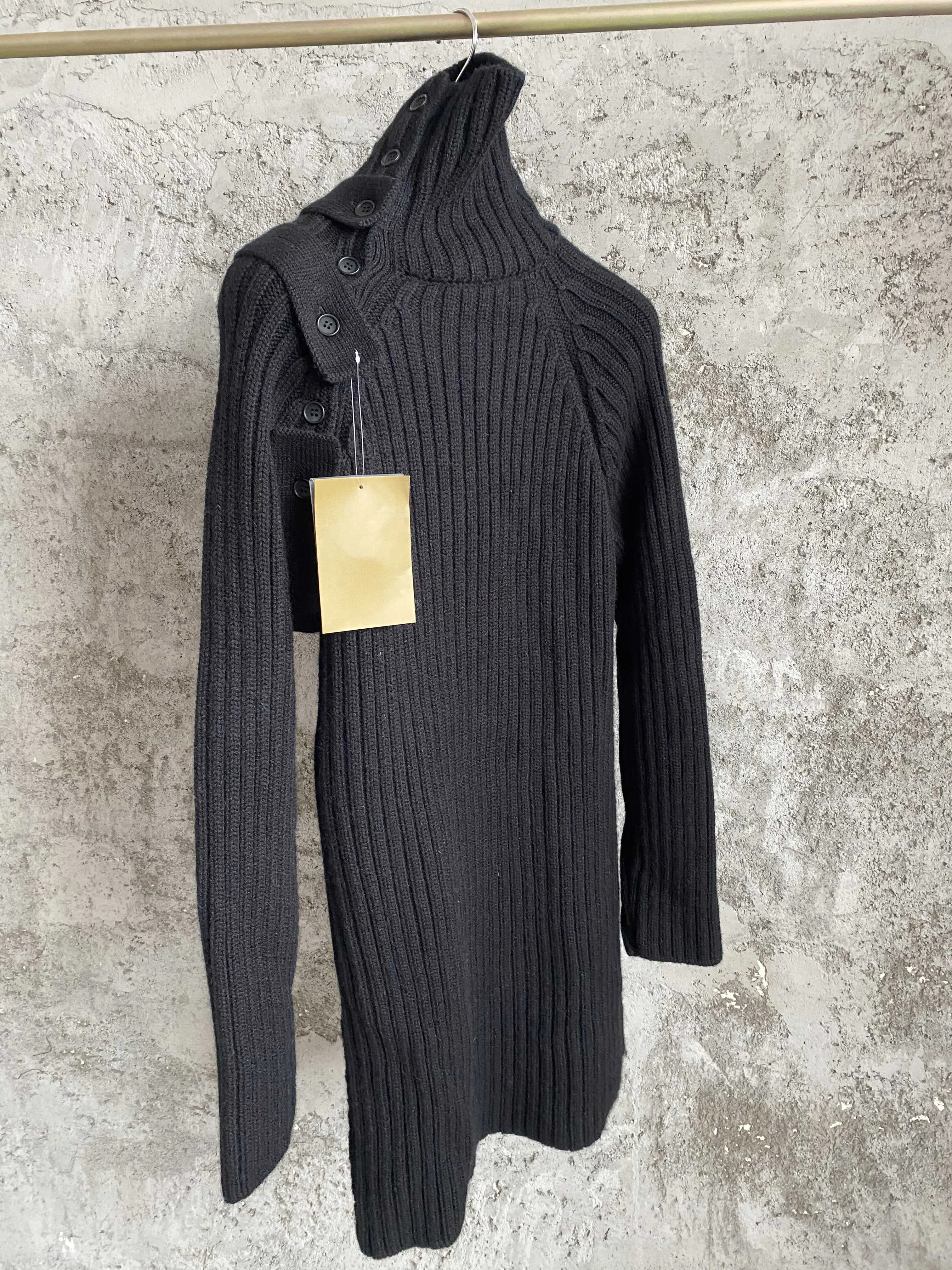 التصميم الأصلي سترة من الصوف الأسترالي برقبة عالية مع سترة محبوكة مجوفة خارج الكتف