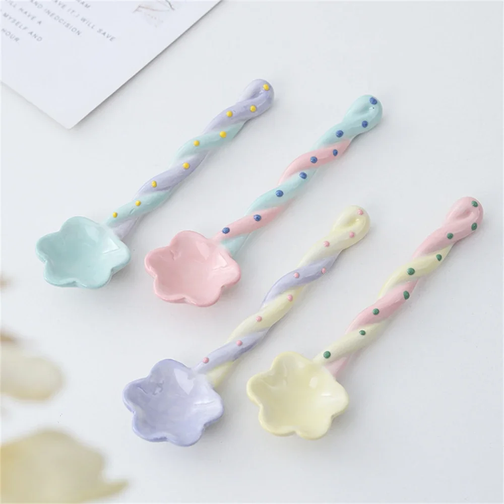 Cuchara de cerámica con mango largo, cuchara de postre pintada a mano para helado coreano Kawaii con mango largo, accesorios de vajilla de cocina