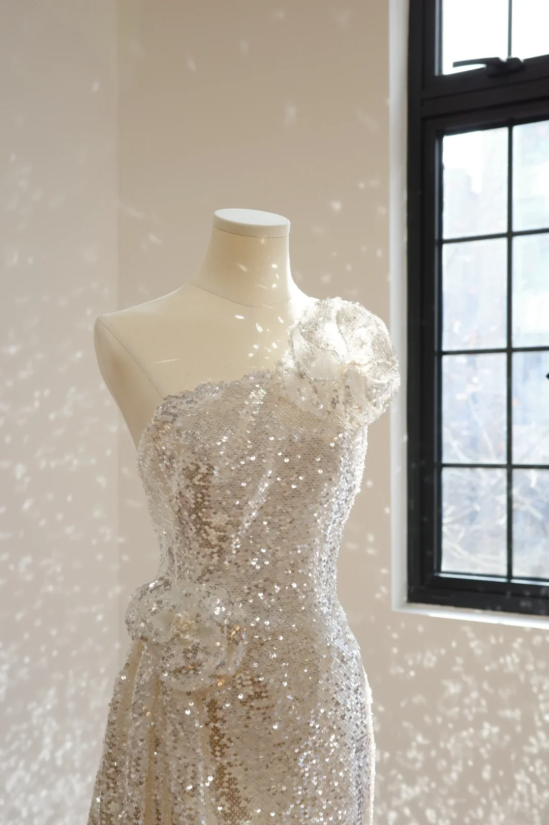 فستان سهرة أنيق فضي أبيض ترتر كتف واحد سبليت ثلاثي الأبعاد زهرة سليم صالح المرأة مأدبة ثوب الحفلات #3