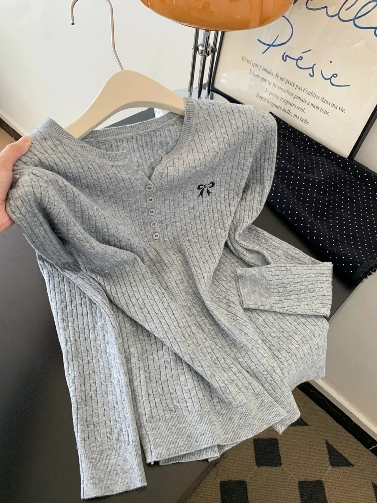 

Женский вязаный свитер больших размеров с открытым воротником и пуговицами, базовый слой, топ Fem, осень-зима, витой трикотаж с вышивкой