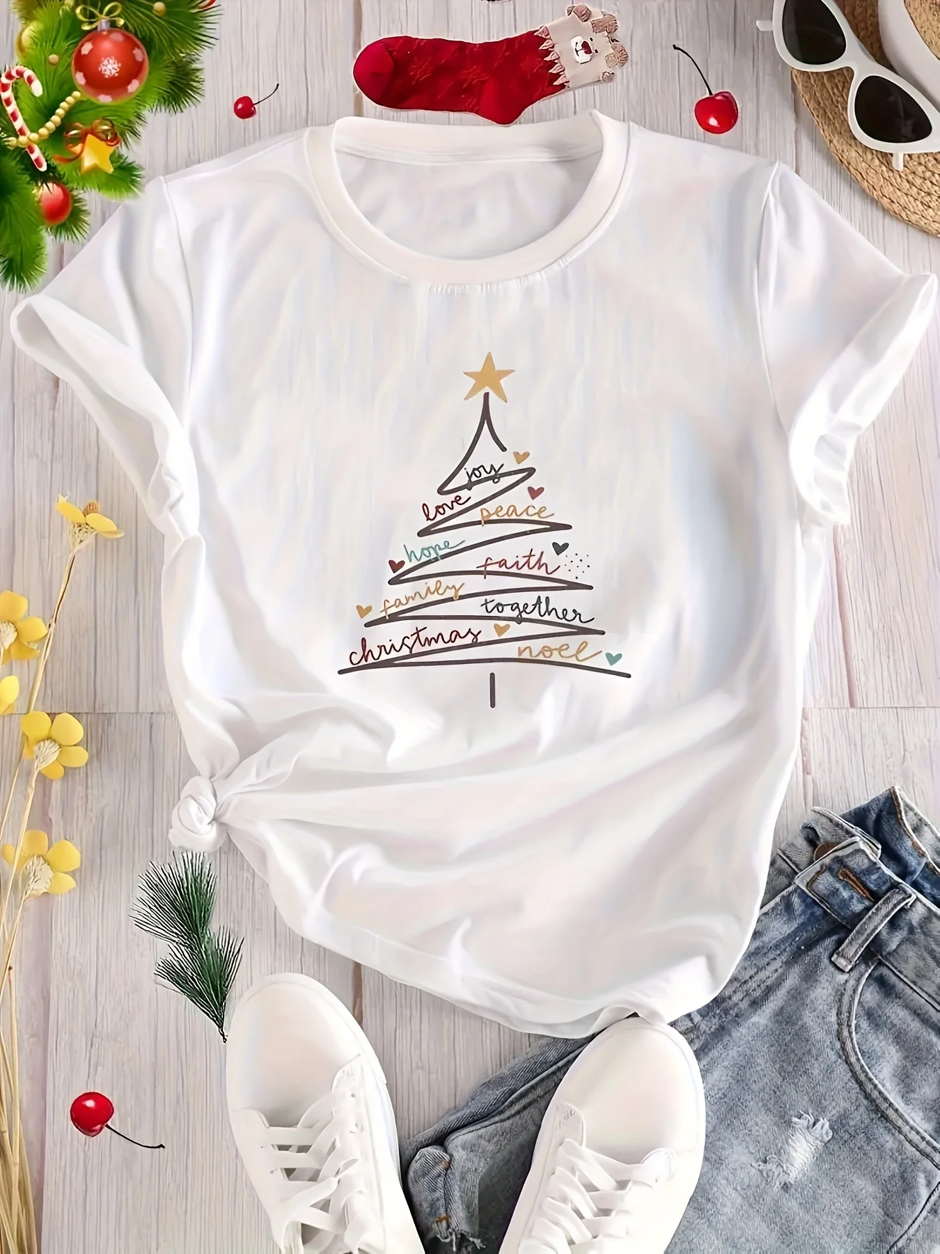 

Women's Cute Christmas Tree Snowflake Print T-Shirt Festive Holiday Tee with Xmas Tree Design Blouse for Casual Wear