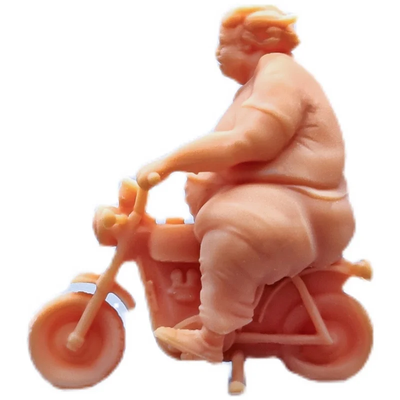 1/64 1/43 Beeldjes Schaal Model Resinbig Fat Man Rijden Kleine Motorfiets Ongekleurde Miniaturen Diorama Handgeschilderd V032