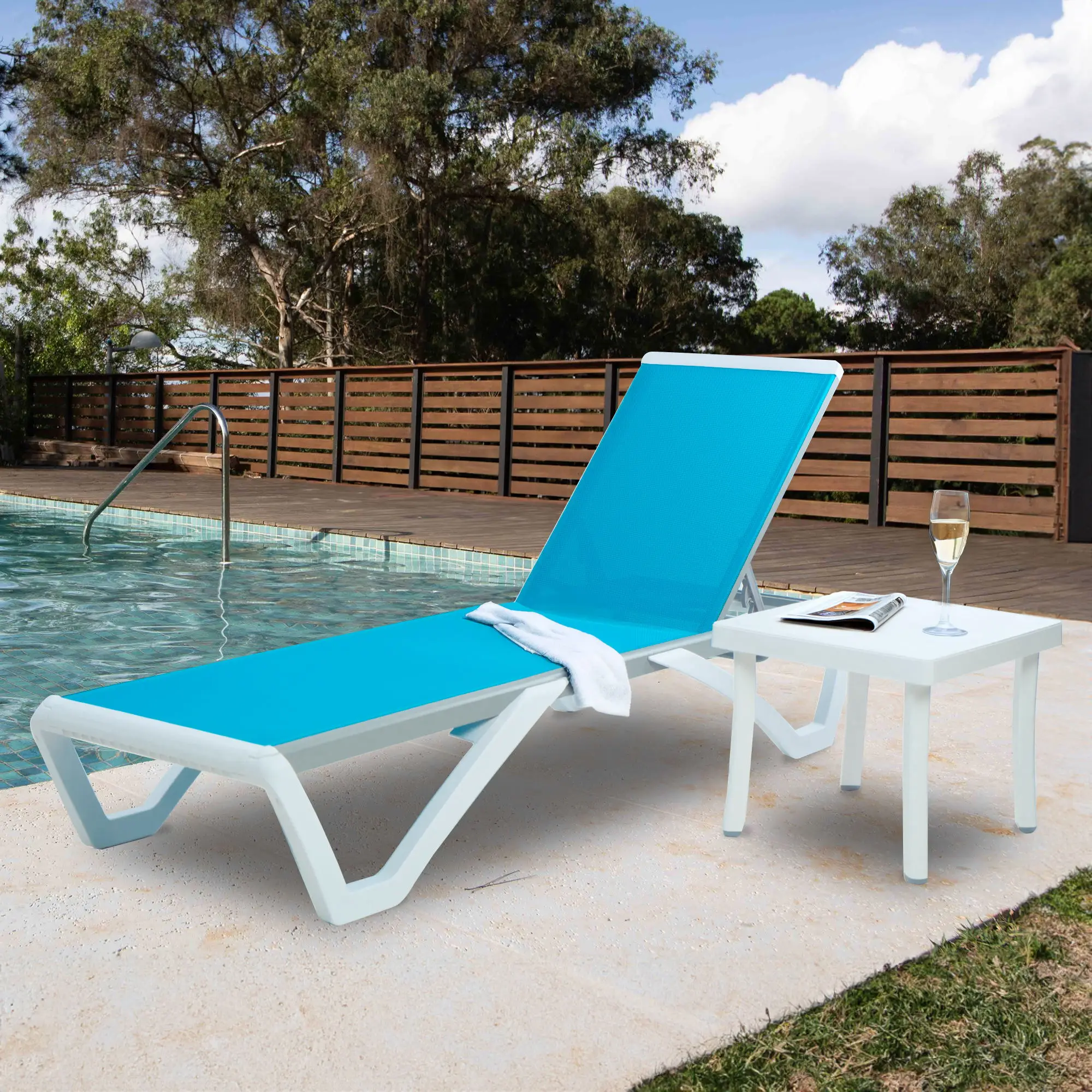 Chaise longue de patio Teslin avec pieds réglables en aluminium et résine, ensemble de chaises longues inclinables pour l'extérieur avec table d'appoint en plastique