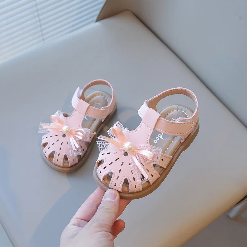 Mädchen Sandalen T-Riemen Baby Kinder Strandschuhe Spitze Fliege mit Perle 2025, Sommer, neue Prinzessinnenschuhe, Anti-Kick, hohl, atmungsaktiv
