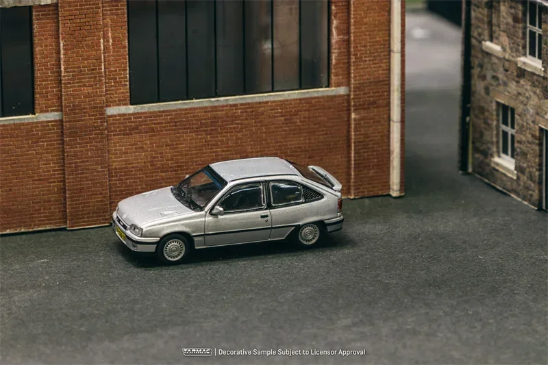 

Модель автомобиля Tarmac Works 1:64 Opel Kadett GSi Silver, литая под давлением