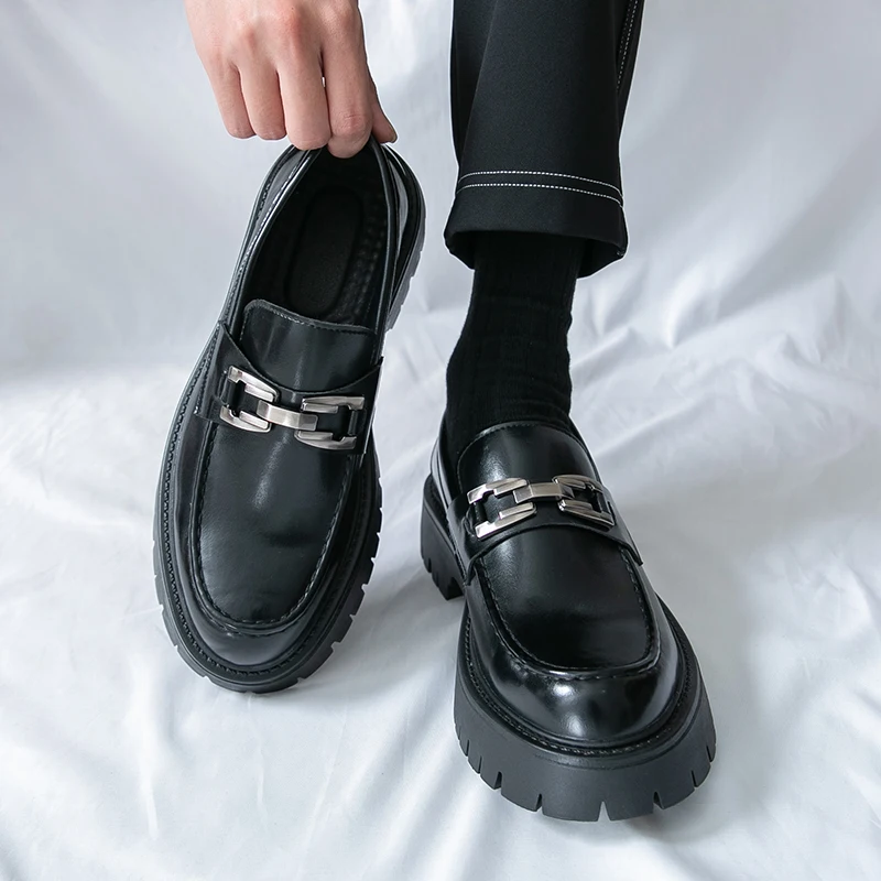 

Новые мужские классические черные удобные лоферы на толстой подошве для весеннего гардероба: дышащие, нескользящие, повседневные кожаные туфли