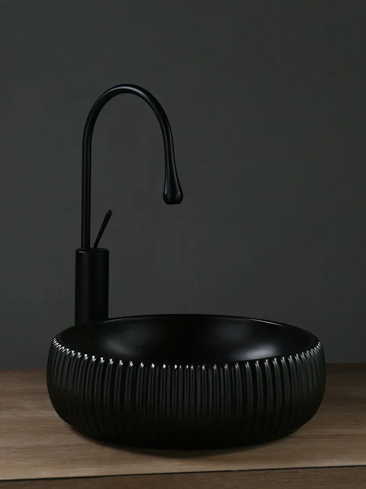 

черно-белая матовая керамическая раковина, небольшой квадратный раковина для ванной комнаты на столешнице