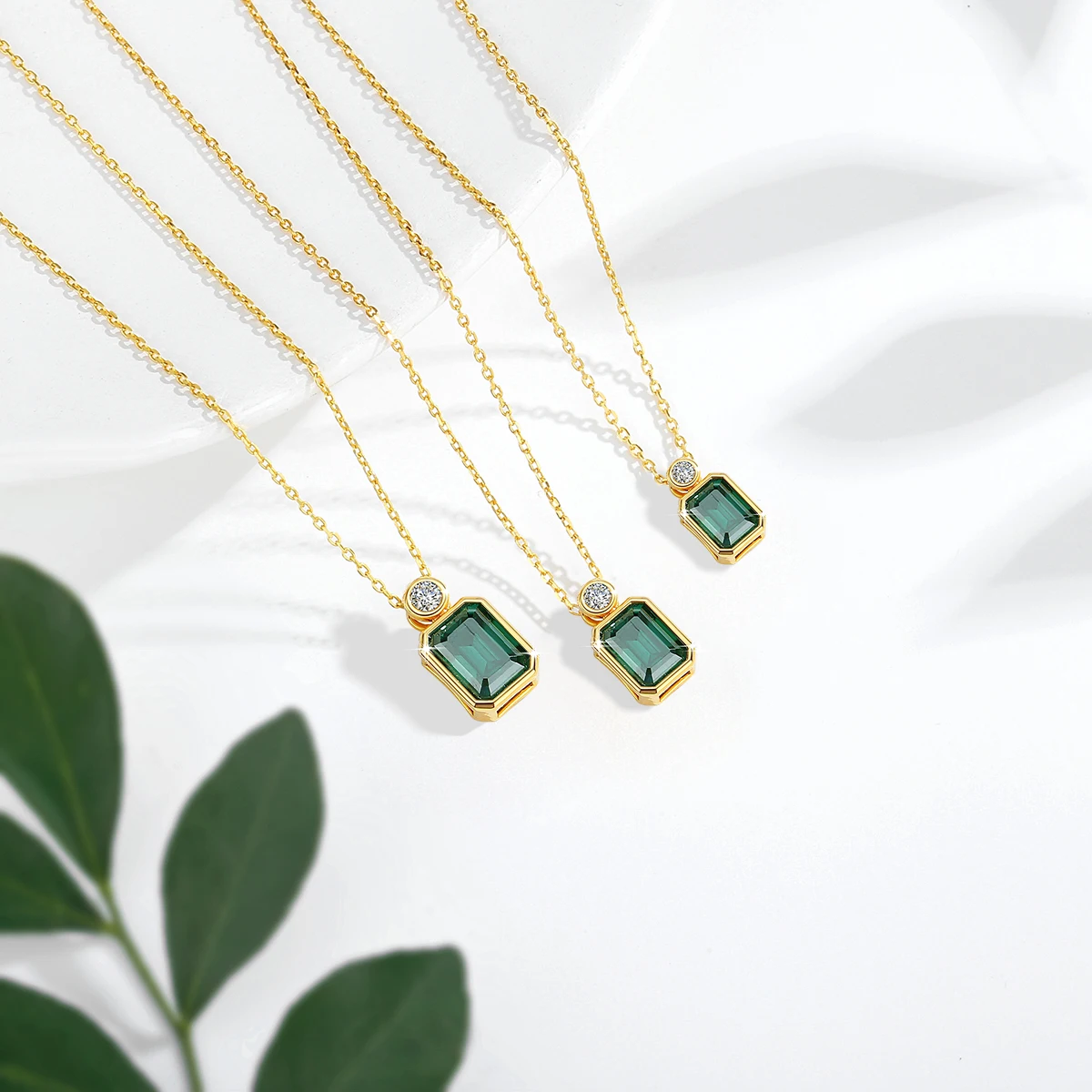 4CT 에메랄드 컷 14K 골드 목걸이 펜던트 Moissanite 8*10mm 여성을위한 짙은 녹색 높은 보석 기념일 크리스마스 선물