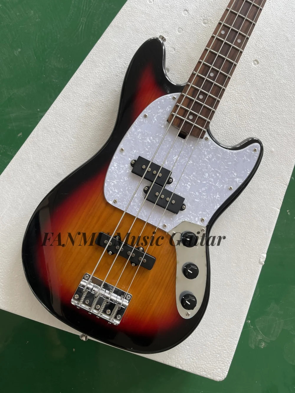 Sunburst bass, 4-string bass, ash wood body, maple wood neck, white pearl pickup guard, 3 pickups, customizable
