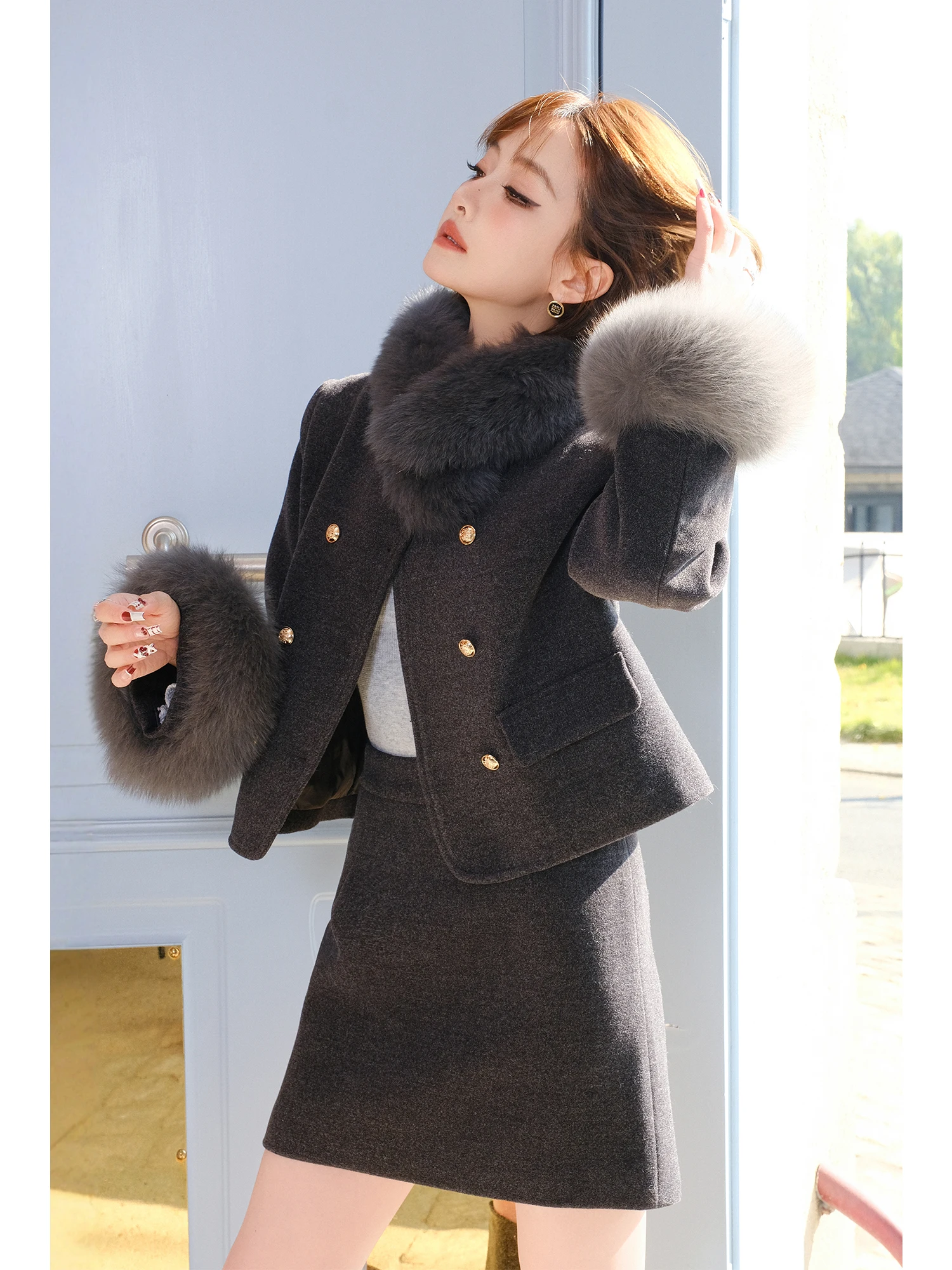 

Комплект MIUCO: роскошное шерстяное пальто с меховым воротником и внутренний жилет из утиного пуха, короткая юбка с высокой талией, модный зимний образ