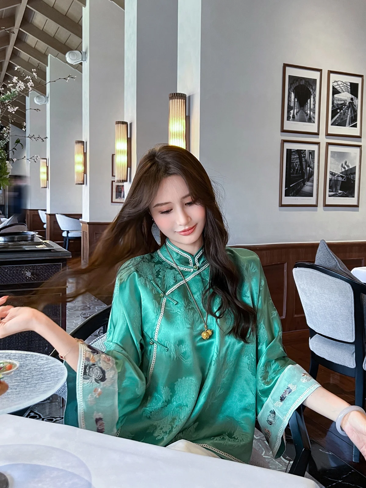 

Новая женская куртка в китайском стиле с воротником-стойкой, весна-осень, из туссах-шелка, с вышивкой, атласными вставками на плечах и рукавах, плотный дизайн, топ