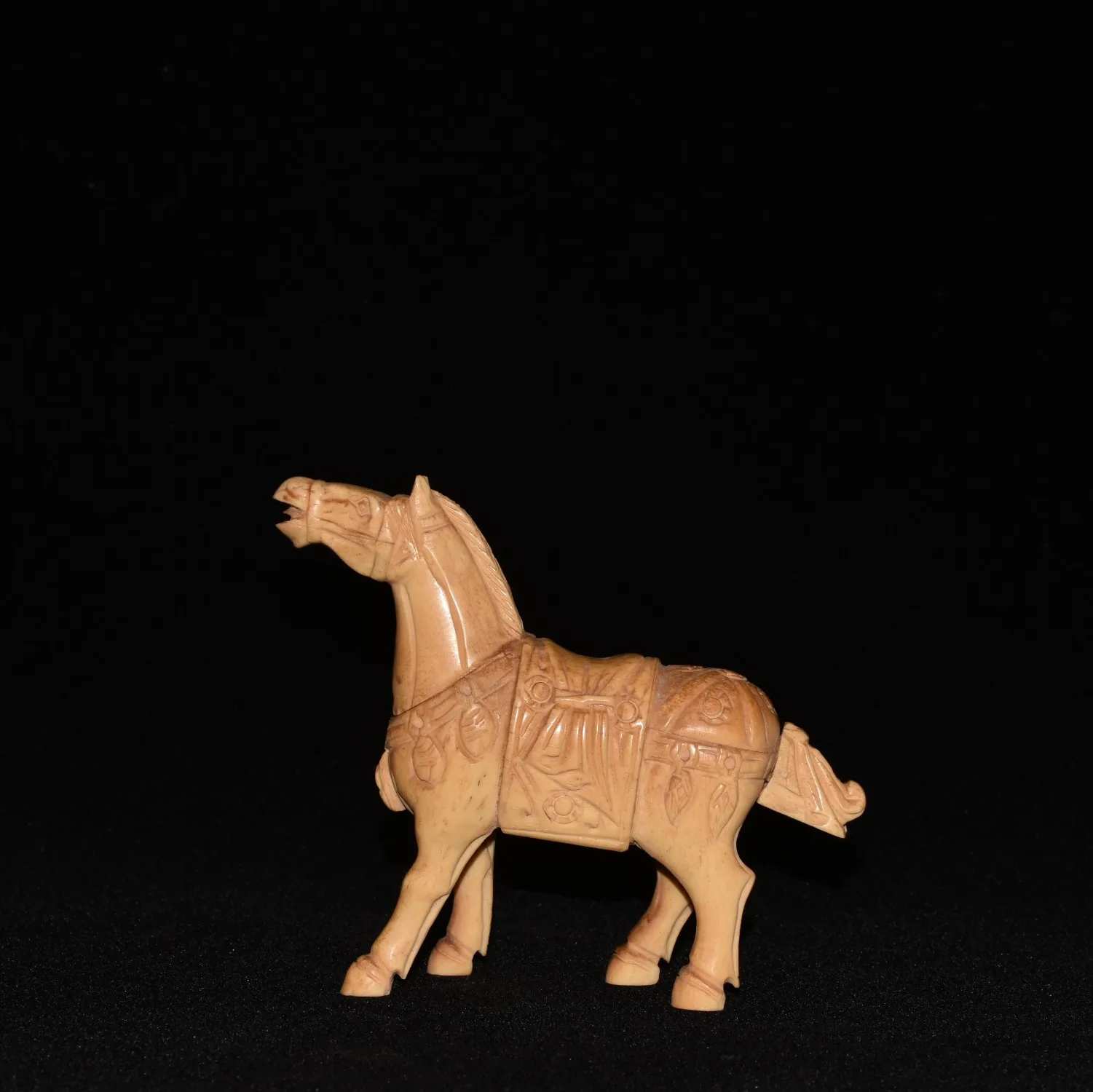 

Antique collection: Hand-carved and hollowed-out horse statue made of ox bone. The craftsmanship is exquisite.