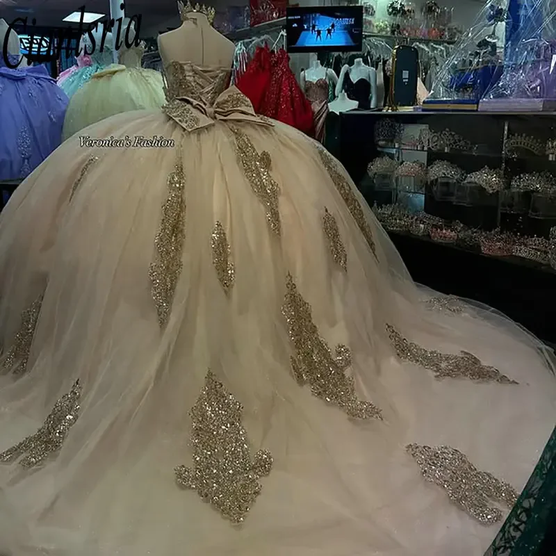 แชมเปญSequined Appliquesลูกไม้ประดับด้วยลูกปัดQuinceanera Ball Gownปิดไหล่โบว์หวาน 15 ปีเม็กซิกันที่กําหนดเอง