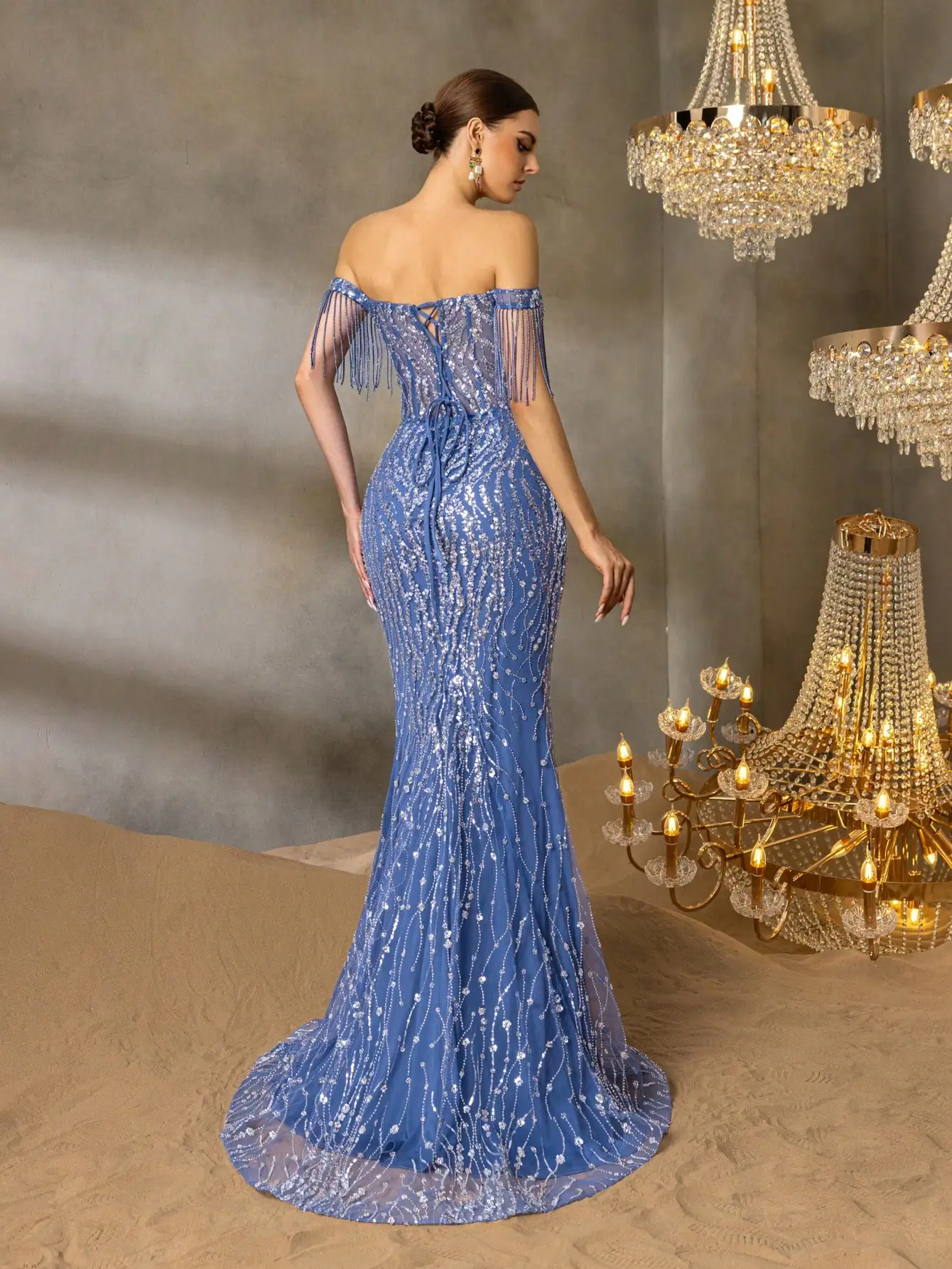 Elegante vestido de ombro de alta qualidade com mangas de franjas frisadas e fenda alta em negrito para vestido de noite e vestido de festa para mulheres