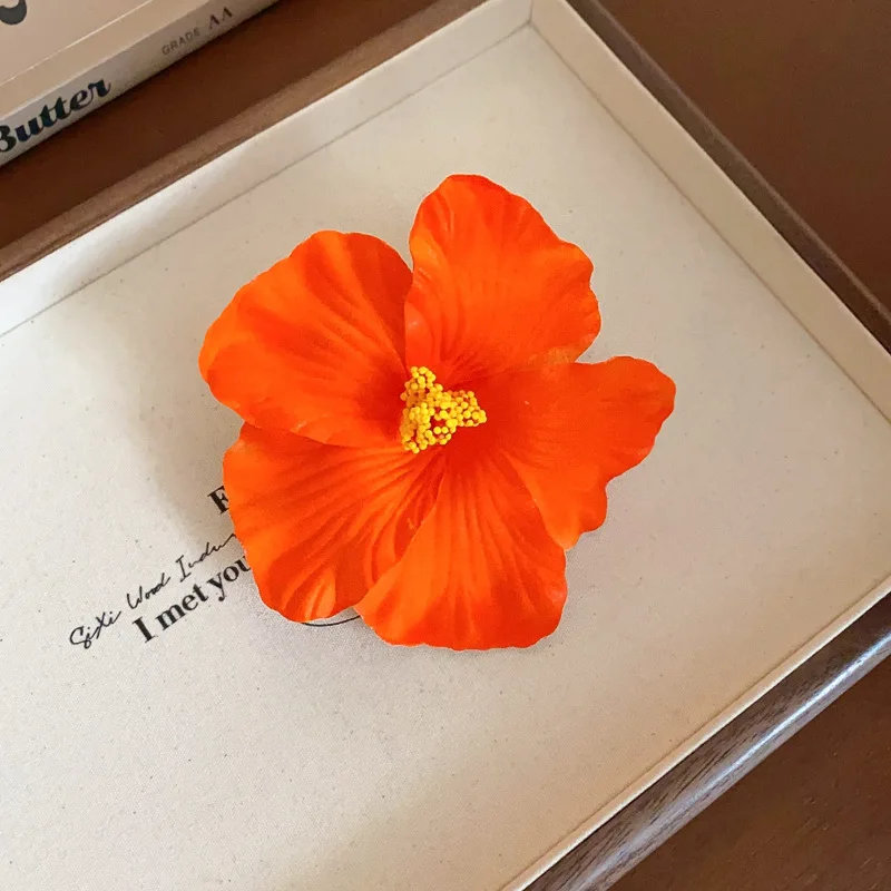 6 Farben Hawaiianische Blumen-Haarspangen für Frauen, Böhmische Schwamm-Blumen-Seitenfransen-Clips, Plumeria-Haarnadeln, Urlaubszubehör K – Detail 5