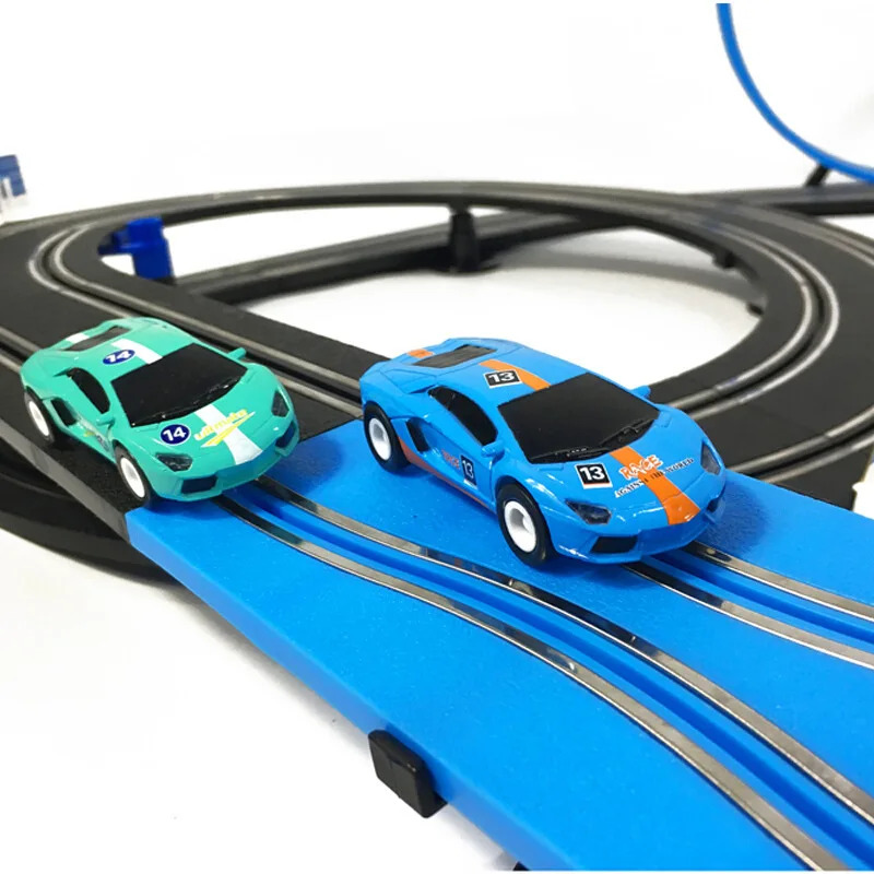 Set di giocattoli per binari ferroviari elettrici doppio telecomando per auto da corsa pista Autorama Circuit Voiture Toy per regalo per bambini