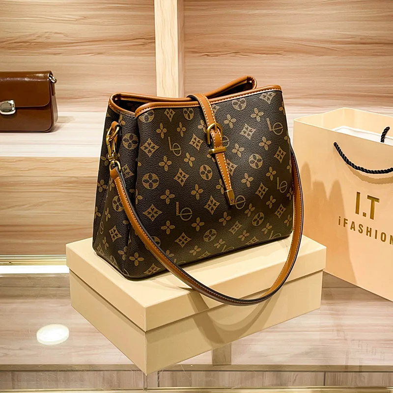 

Fashionable High-End Diaper Bag Women Designer Crossbody Bag Elegant Leather Handbag Minimalist Stylish Large Tote Bag