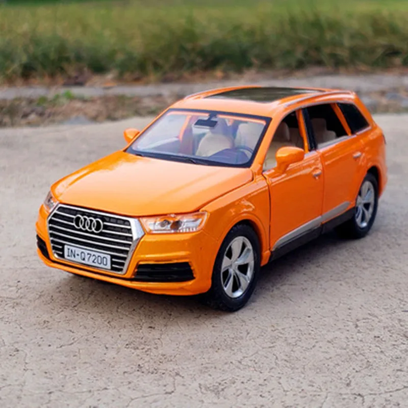 1/32 Audi Q7 SUV Alloy Car Model Diecast Metal Toy Vehicles Car Model High Simulation Sound and Light Collection Childrens Gifts