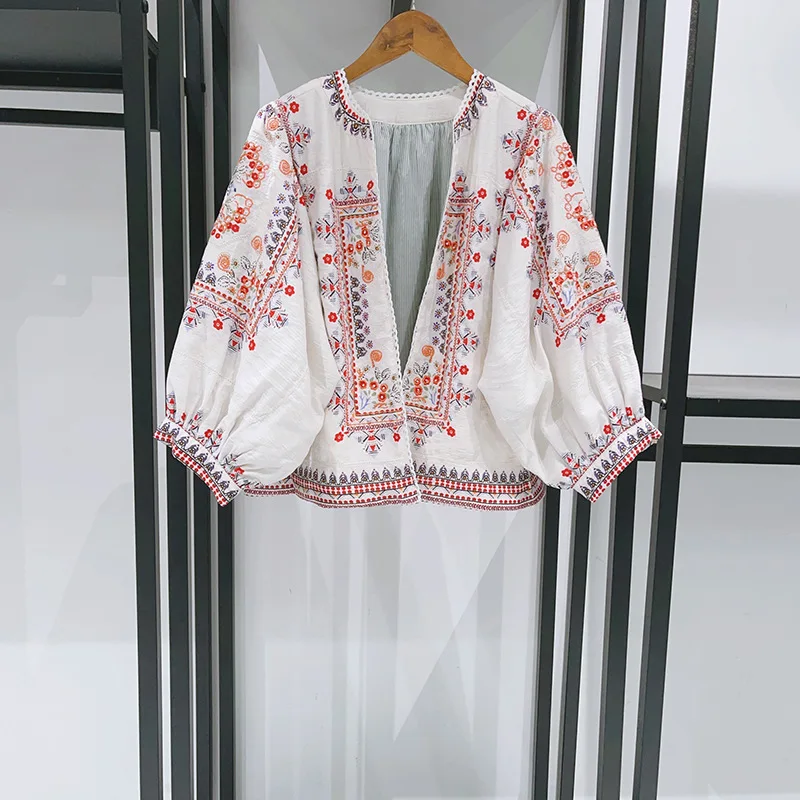 Damska, elegancka, ciepła zimowa bluzka vintage z haftem, rękawami trzy czwarte i okrągłym dekoltem.