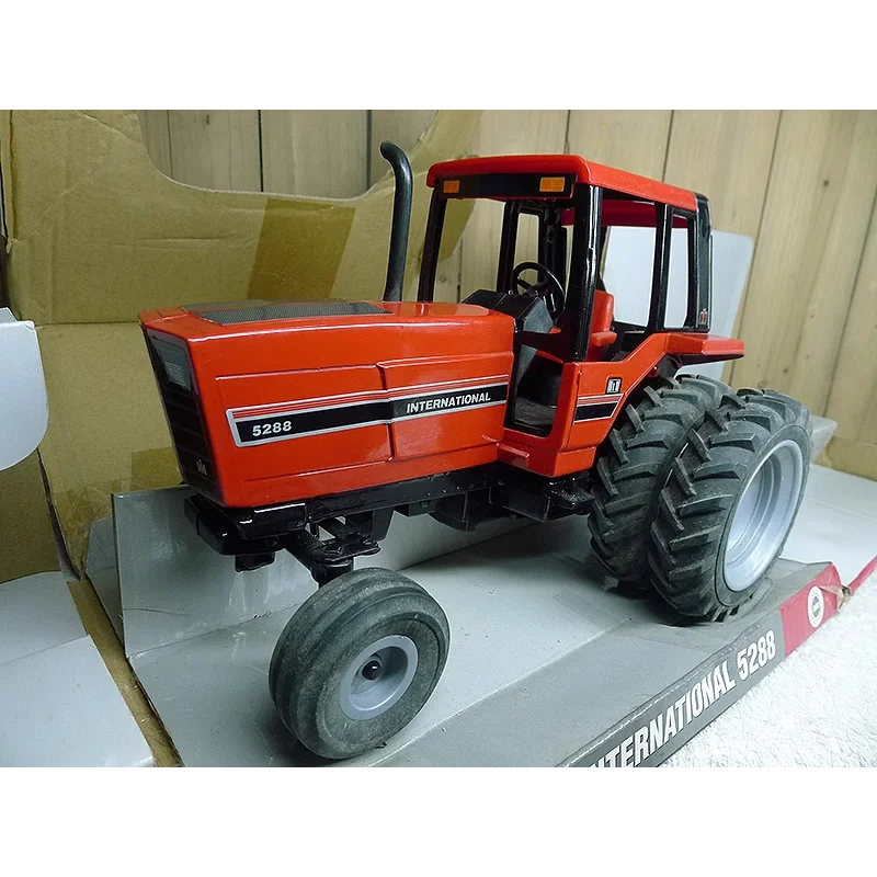 

Diecast ERTL 1:16 Scale International 5288 Six-wheel Tractor Agricultural Alloy Car Model Collectible Toy Gift Souvenir Display