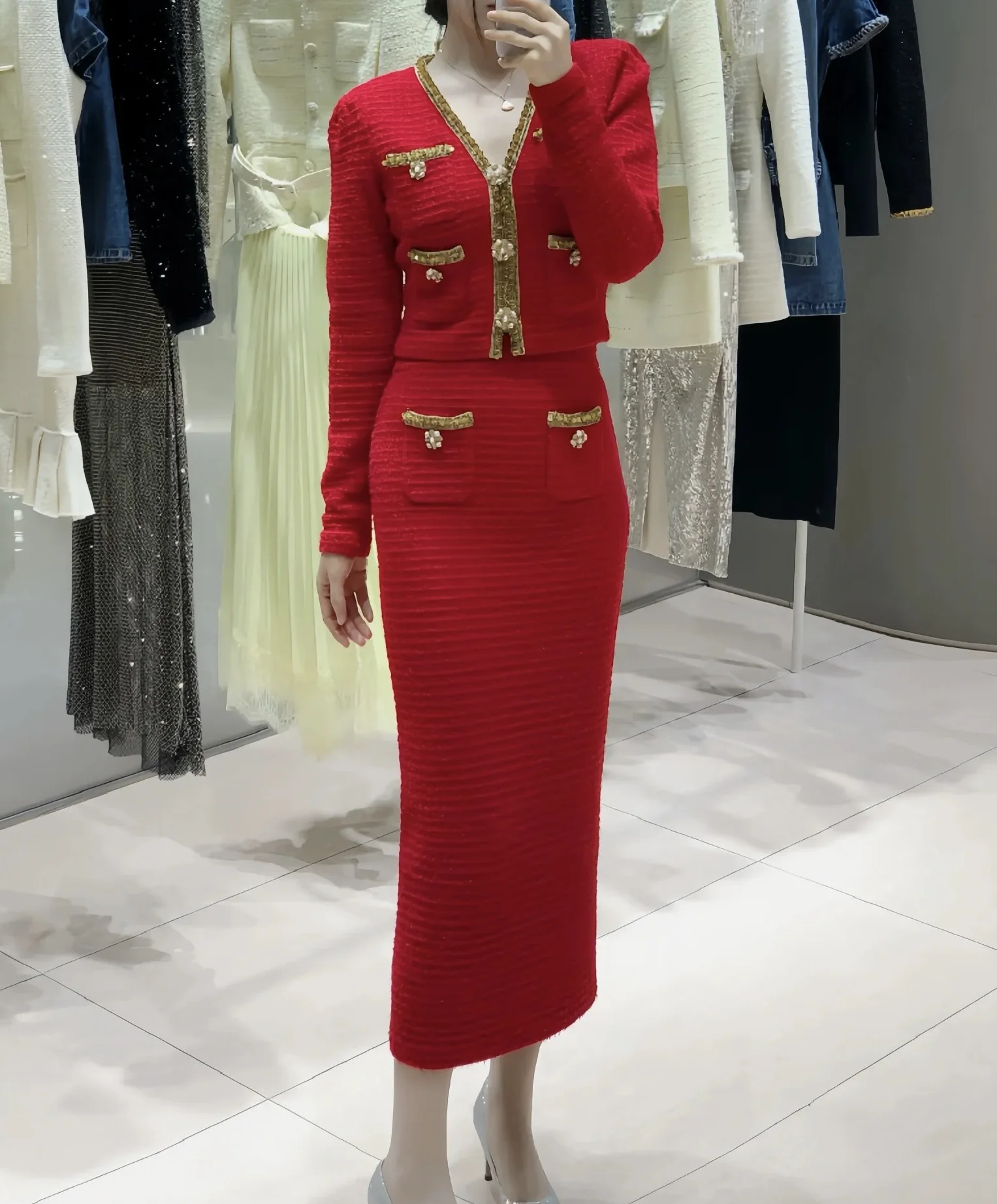 Women\'s elegant two-piece suit with V-neck long-sleeved button-pocket top or slim-fitting red skirt