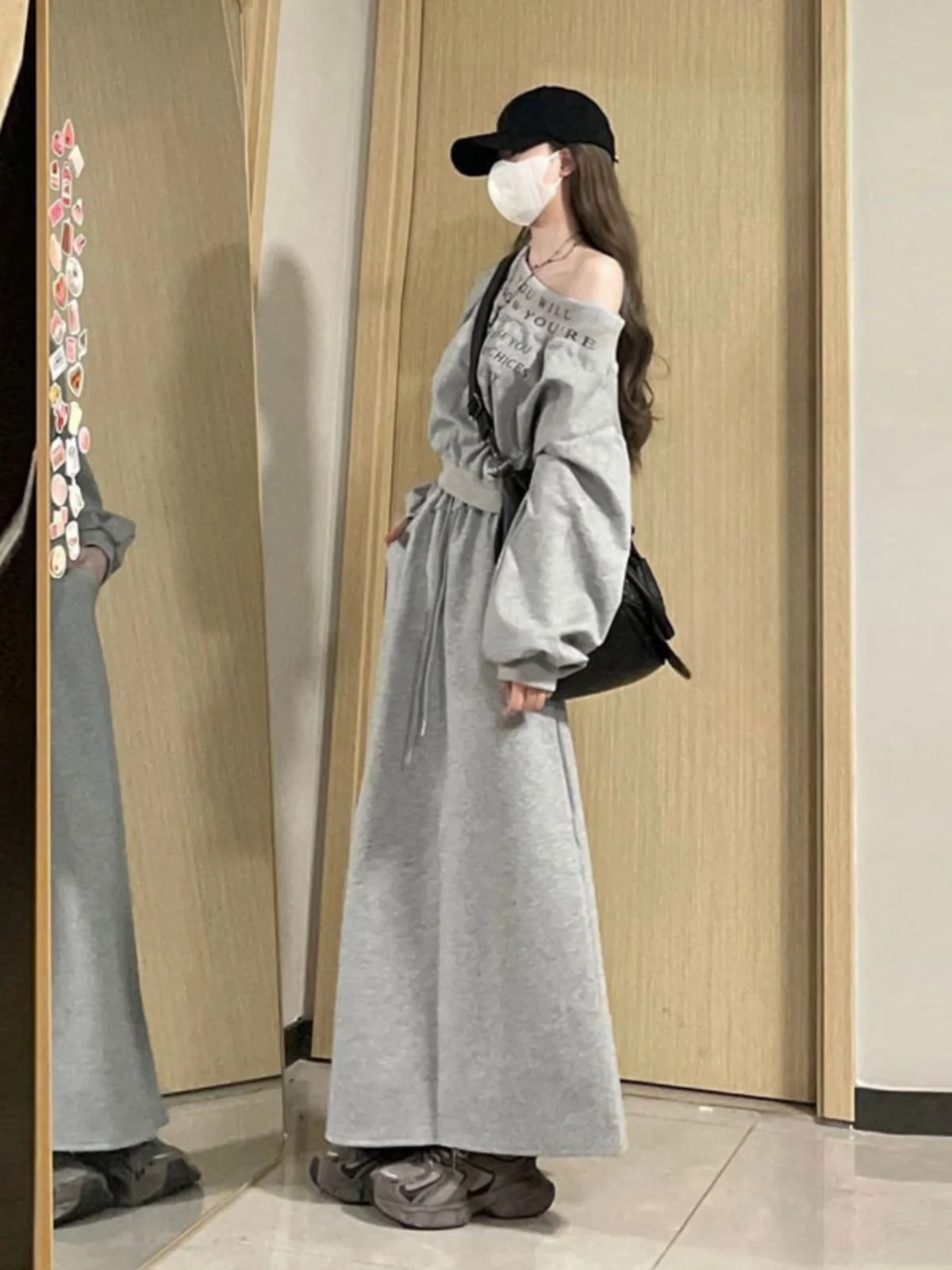 

Loose One-Shoulder Sweatshirt And Skirt Set Comfortable Korean Style Fashion Outfit Two-Piece Ensemble Spring Autumn Wear