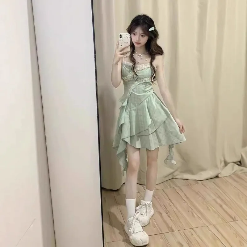 فستان بحمالات غير منتظمة باللون الأخضر الفاتح للنساء بتصميم جميل من الدانتيل بدون حمالات مقسم فستان صيفي مكشكش 2025 طراز جديد #1