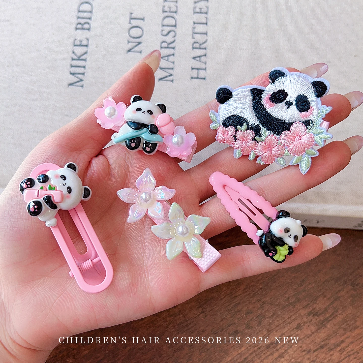 Neues Cartoon-Panda-Haarspangen-Set für Kinder, Plüschpuppe, Schleife, Blumen-Haargummis für Frauen und Mädchen, niedliche rosa Haaraccessoires für den Alltag – Detail 3