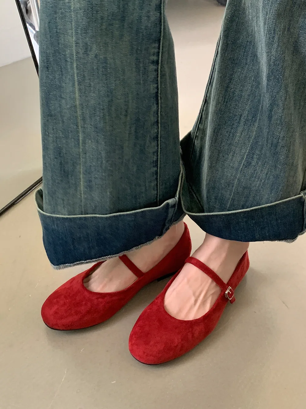 

2025 Autumn Retro Red Ballet Flats Mary Jane Shoes Anti-Slip Soles Comfort Wide Straps Women’s Feet Vintage Elegant Design