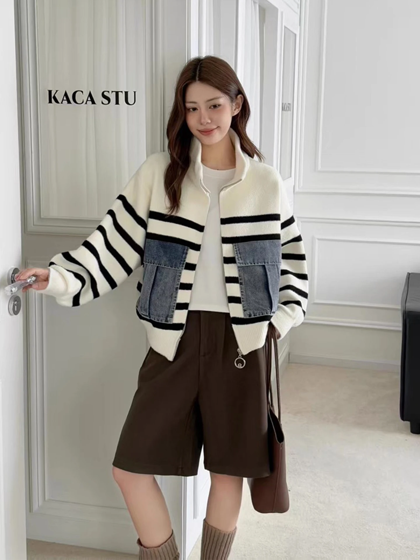 Sweater Rajut Kasual dengan Kerah Tegak Bergaris Desain Denim Kombinasi Sensasi Wanita Musim Gugur Terbaru