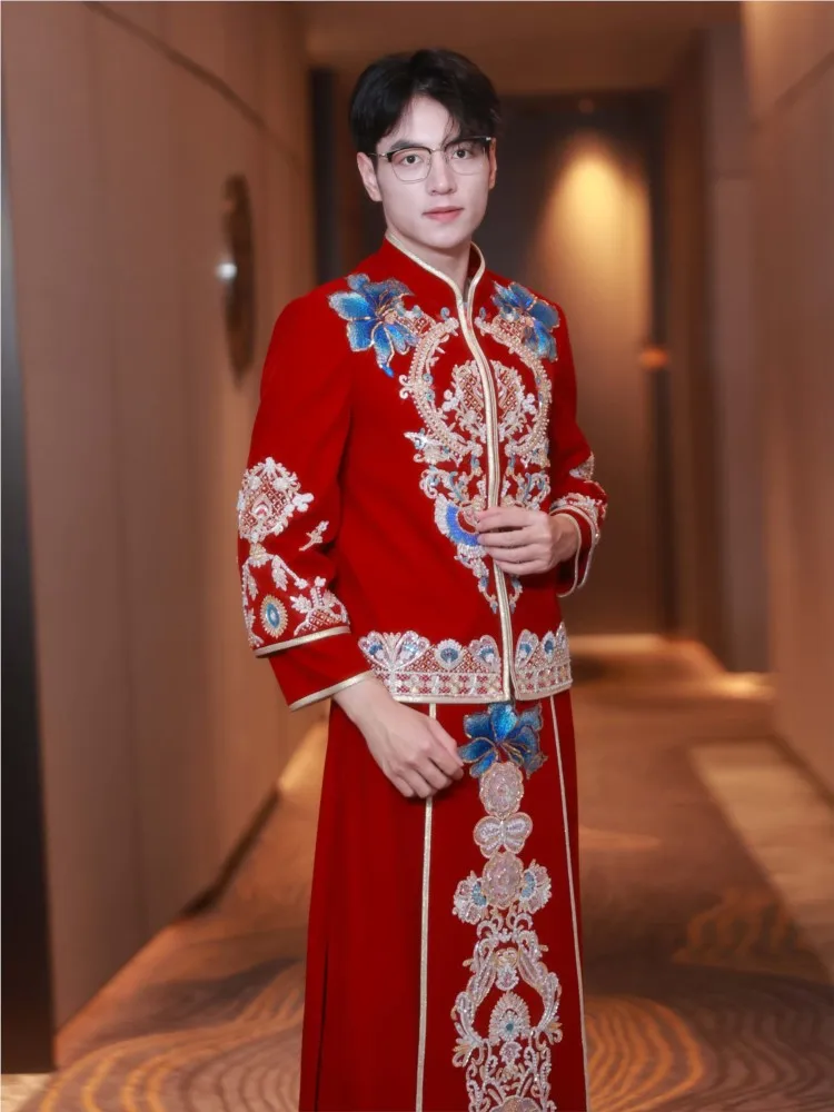The groom's new color-blocking velvet Chinese-style wedding dress and men's toasting suit for
