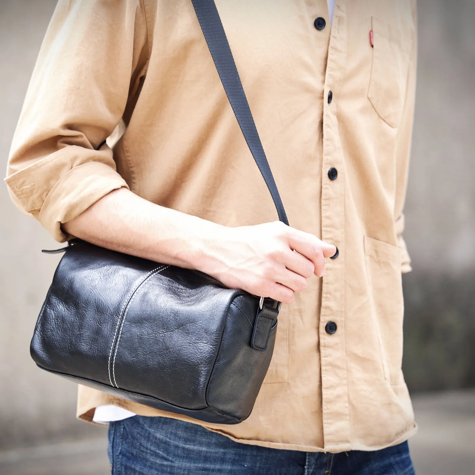 S.WORKER Modische Echtleder-Umhängetasche für Herren, Vollnarbig, Trendige Casual-Crossbody-Tasche, Mini-Umhängetasche für Handy und Schlüssel – Detail 6